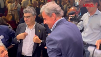 Milano, stretta di mano tra Renzi e Calenda dopo la manifestazione