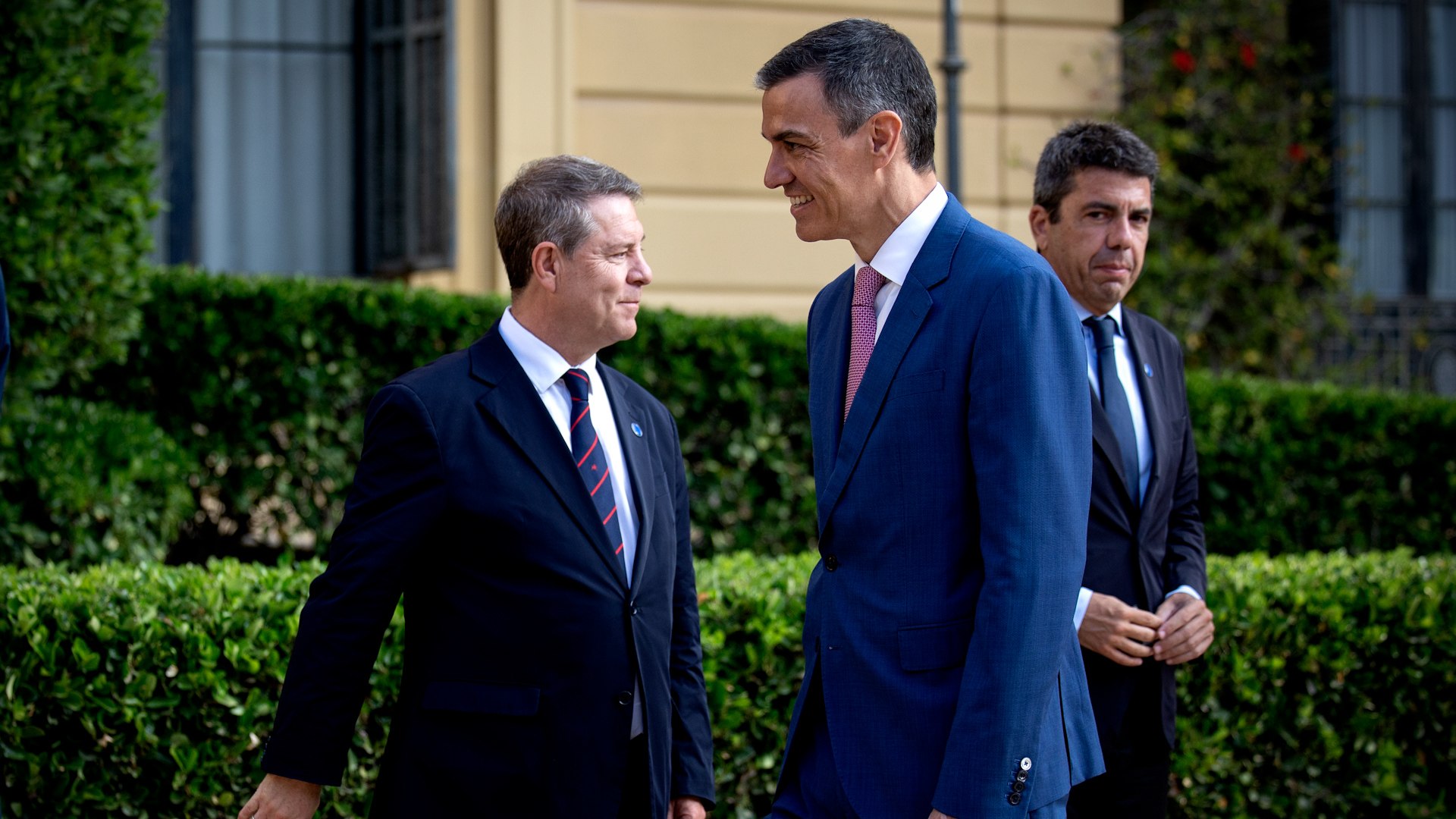 Mañueco defiende a Page tras haber sido interrumpido por Sánchez en la Conferencia de Presidentes