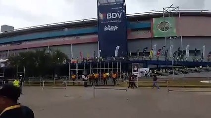 Así están las afueras del estadio Monumental