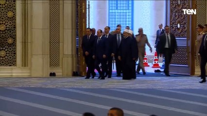 شاهد ماذا فعل الرئيس السيسي مع الشيخ أحمد عمر هاشم لحظة دخوله المسجد لحضور شعائر عيد الأضحى