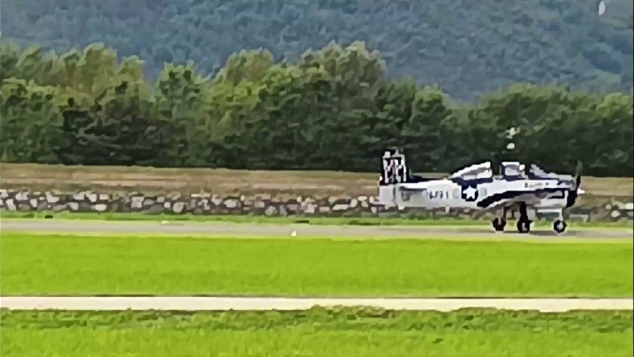 T 28 Trojan US Navy Red bull flying bulls Festivolare Air show solo