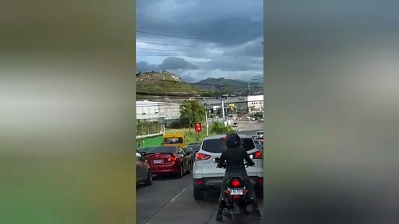 Captan a rapidito y motociclista manejando en contravía frente a patrulla