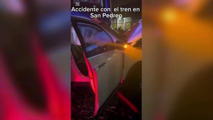 ext-Carro de lujo se le mete al tren y es arrastrado 50 metros en San Pedro-060625