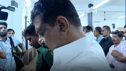 നിലമ്പൂരും പെരുന്നാൾ ആവേശം.. പരസ്യപ്രചരണത്തിലേക്ക് പോകാതെ സ്ഥാനാർഥികൾ.. ഈദ്ഗാഹുകളിൽ സന്ദർശനം