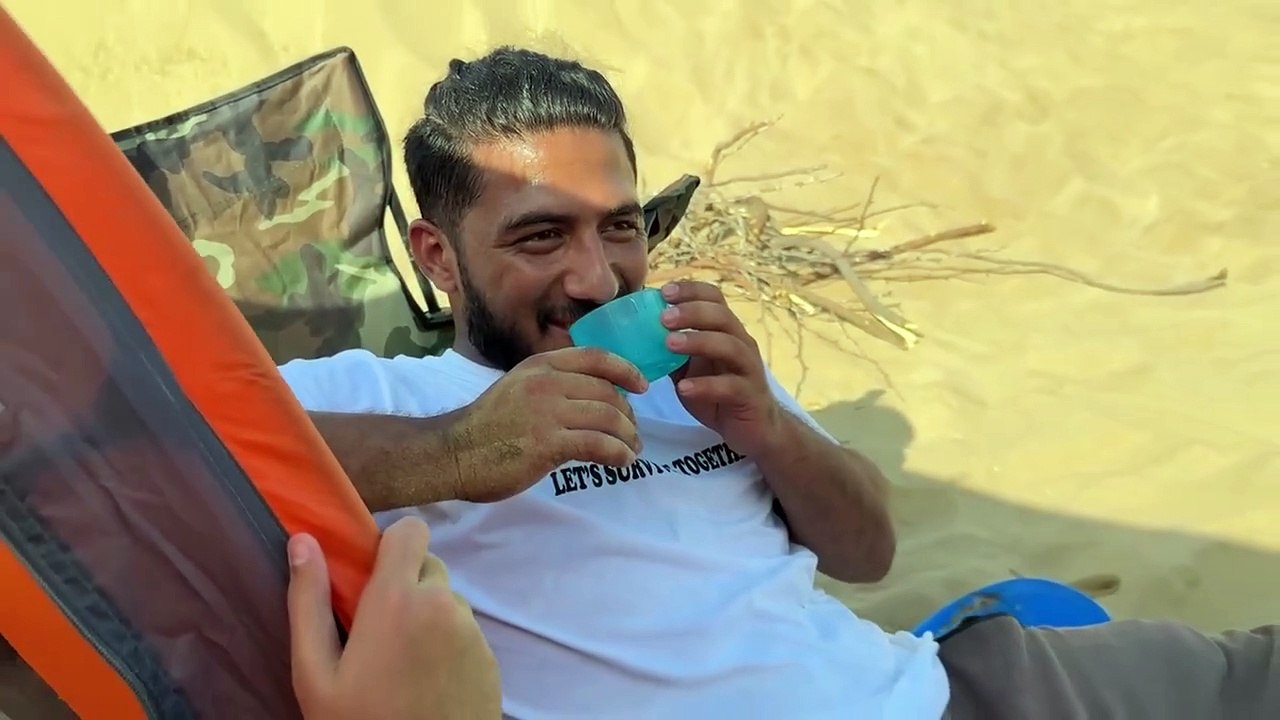 Surviving 24 Hours In Middle Of Desert!