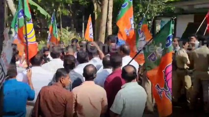 ഭാരതാംബയുടെ ചിത്രം വെച്ച് വിളക്ക് കൊളുത്താൻ BJP ശ്രമം; പി.പ്രസാദിന്റെ വീടിന് മുന്നിൽ സംഘർഷം