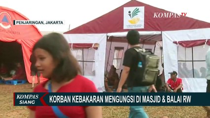 Pasca Kebakaran di Penjaringan, Warga Cari Sisa Barang Berharga di Tengah Puing Bangunan
