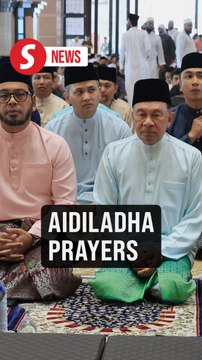 PM performs Aidiladha prayers at Putra Mosque
