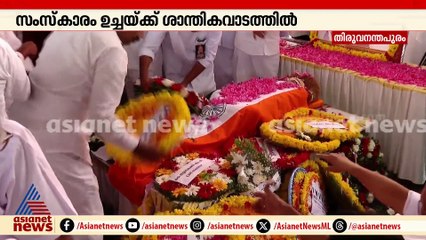 തെന്നല ബാലകൃഷ്ണപിള്ളയ്ക്ക് ആദരാഞ്ജലി അർപ്പിച്ച് മുഖ്യമന്ത്രി