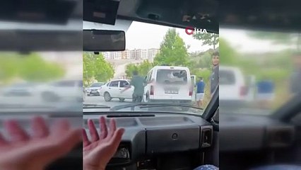 Hatay’da hayrete düşüren görüntü! Kaza yaptıkları araca saldırdılar