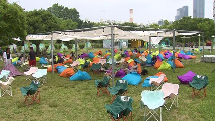 주말 맞아 "한강서 책 읽고 노래 듣고"...'북적' / YTN