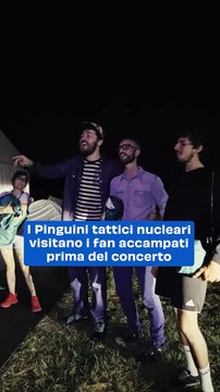 I Pinguini tattici nucleari visitano i fan accampati prima del concerto