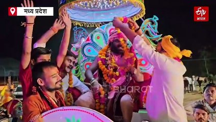 सिर पर कलश रख मंगल गीत गाते छतरपुर में निकलीं महिलाएं