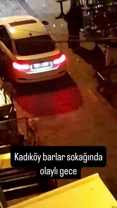Kadıköy barlar sokağında sıradan bir gece