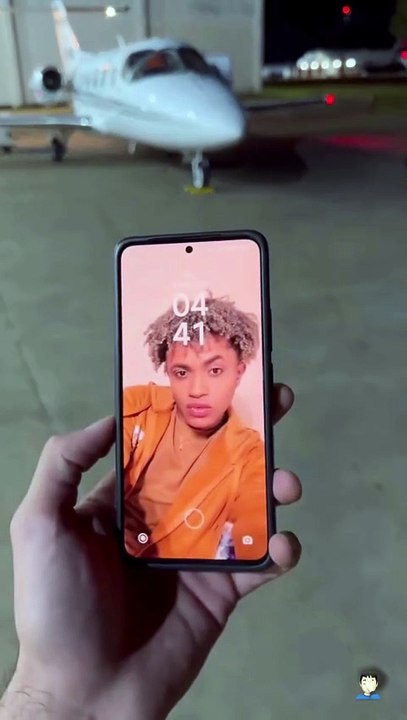 Cantor Nattan leva celular de fã após foto em s...