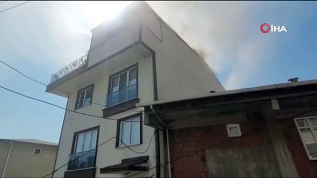 3 katlı binanın çatısında yangın çıktı