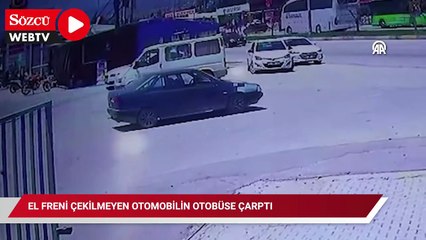 El freni çekilmeyen otomobilin otobüse çarpması güvenlik kamerasında