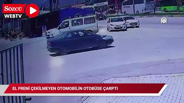 El freni çekilmeyen otomobilin otobüse çarpması güvenlik kamerasında