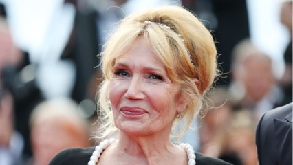 GALA VIDEO - Clémentine Célarié amoureuse d’un homme de 17 ans de moins qu’elle : ses rares confidence