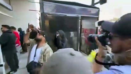 Demócratas quisieron entrar a una comisaría por la fuerza para liberar a ilegales