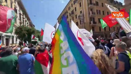 "Stop al massacro. Basta complicità", la scritta sullo striscione che apre il corteo pro Gaza a Roma