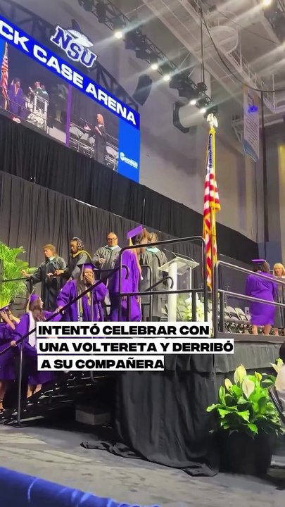 #3Jun - Durante la ceremonia de graduación en South Plantation High School, un estudiante protagonizó un inesperado incidente al intentar hacer una voltereta hacia atrás sobre el escenario. El salto terminó mal- gol