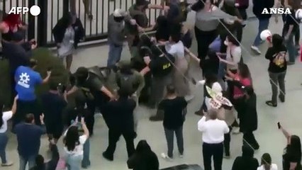 A Los Angeles scoppia la protesta contro i raid anti-migranti