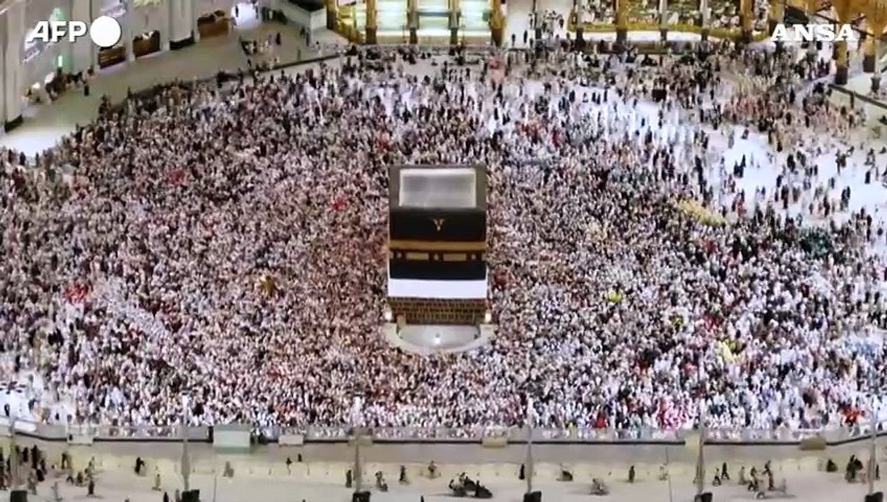 La Mecca, i pellegrini eseguono il tawaf nella Grande Moschea