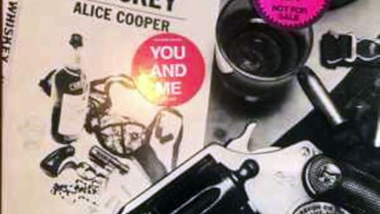 ELVIS PRESLEY E ALICE COOPER, NO HILTON, EM 1970