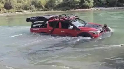 Tunceli’de Munzur Çayı’na uçan araç, ekipler tarafından çıkarıldı