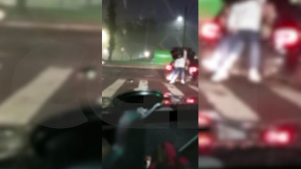 Com porta-malas aberto e festa, narrador diz: Aqui é Cascavel