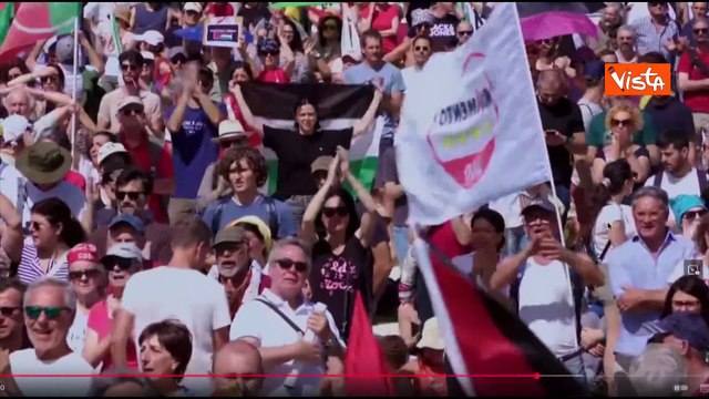 “Palestina libera”, il grido della folla alla manifestazione pro Gaza in Piazza San Giovanni a Roma