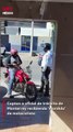 Un oficial de tránsito en Monterrey fue captado recibiendo un soborno de un motociclista en plena calle.