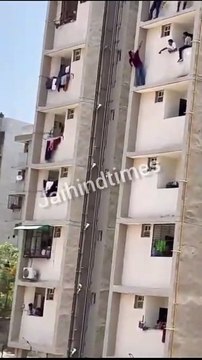 गुजरात के अहमदाबाद में सिटी क्राइम ब्रांच की टीम जब एक क्रिमिनल को पकड़ने पहुंची तो वह फिल्म शोले की स्टाइल में कूदने की धमकी देने लगा। क्राइम ब्रांच को अभिषेक उर्फ शूटर AK 47 को पकड़ने में कड़ी मशक्कत करनी पड़ी।