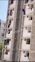 गुजरात के अहमदाबाद में सिटी क्राइम ब्रांच की टीम जब एक क्रिमिनल को पकड़ने पहुंची तो वह फिल्म शोले की स्टाइल में कूदने की धमकी देने लगा। क्राइम ब्रांच को अभिषेक उर्फ शूटर AK 47 को पकड़ने में कड़ी मशक्कत करनी पड़ी।
