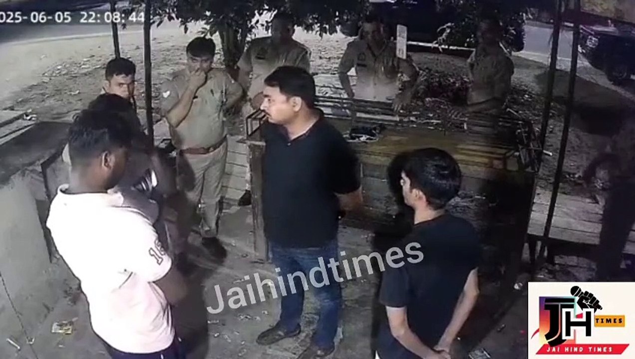 बुलंदशहर-कस्बा इंचार्ज देवेंद्र शुक्ला का अमानवीय चेहरा, दुकानदार को थप्पड़ मारने का वीडियो वायरल