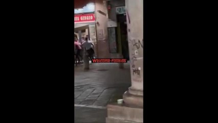 Bologna, il video del 28enne armato di coltello che ha sfondato alcune vetrine in via Rizzoli