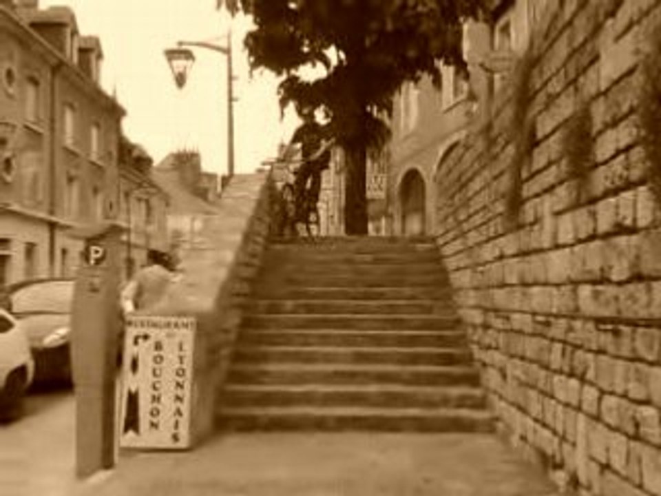 xy en feeble sur le curb au arcardes