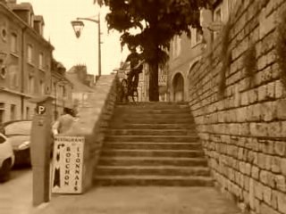 xy en feeble sur le curb au arcardes