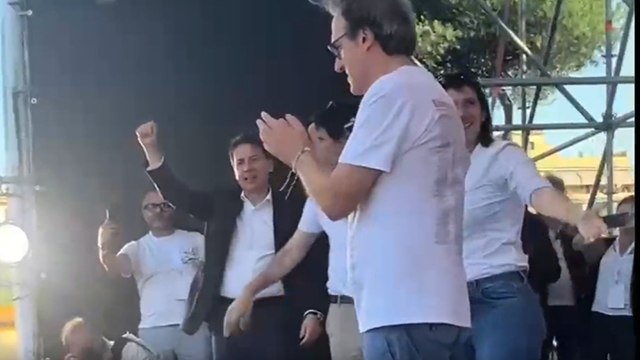 Dal palco di San Giovanni applausi e baci tra Schlein, Fratoianni, Bonelli e Conte. E Fresu suona Bella ciao