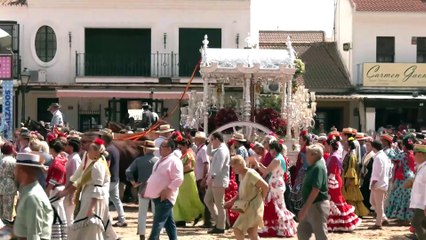 Moreno reivindica la romería de El Rocío como "gran referencia mundial" de la "marca Andalucía"