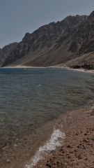 जब आप ब्लू पानी वाले बीच पर पहुँचो, आप एक फोटो खिंचवा रहे हो और वो शंख और पत्थर इकट्ठे कर रही है!