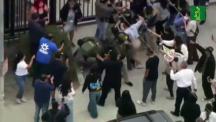 "No se resista", agentes del ICE detienen a dos migrantes dentro de un tribunal en Nueva York