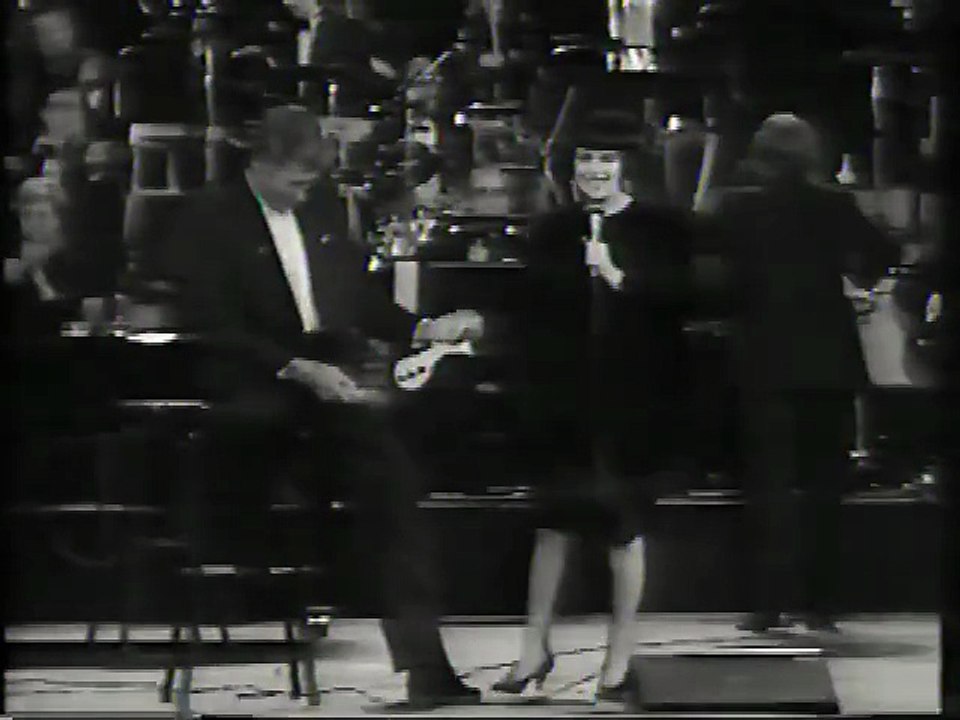 Johnny Hallyday & Mireille Mathieu – "Ça sert à quoi l’amour" en duo | Émission "Piaf pour toujours" (TF1, 30 janvier 1988)