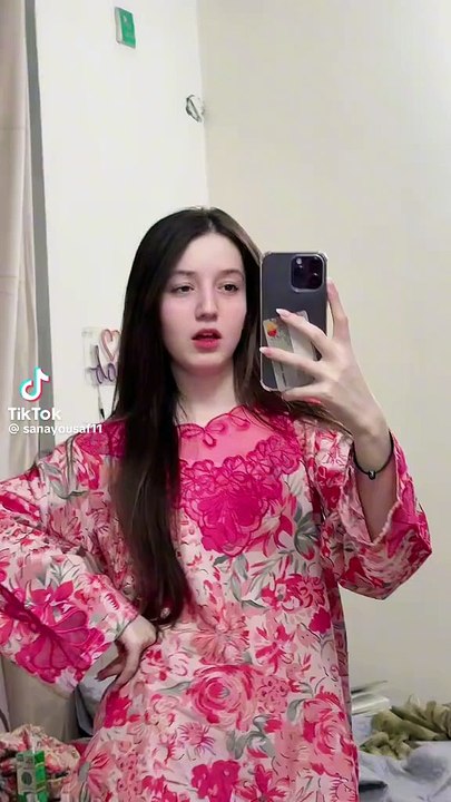 Sana Yousaf singing a beautiful song