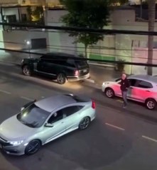 Idoso se joga no próprio carro para evitar colisão