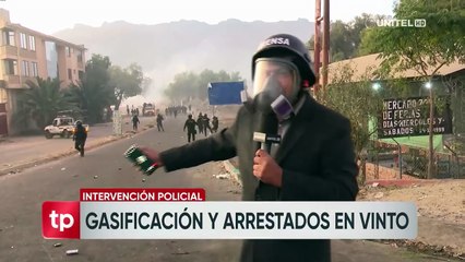 Policía gasifica a evistas y comienza a retirar piedras de la carretera en Vinto