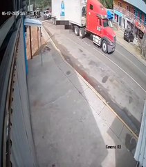 Hondureño muere atropellado tras caer de su bicicleta