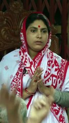 ঠাকুরানী হয়েও ভক্তদের কাছে হাত জোড় করে দাড়িয়ে আছে