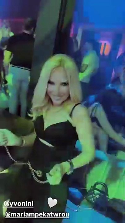 Υβόννη Μπόσνιακ: Ξυπόλυτη στην πίστα! Το ξέφρενο βράδυ δίπλα στον Αντώνη Ρέμο με τη Μαρία Μπεκατώρου